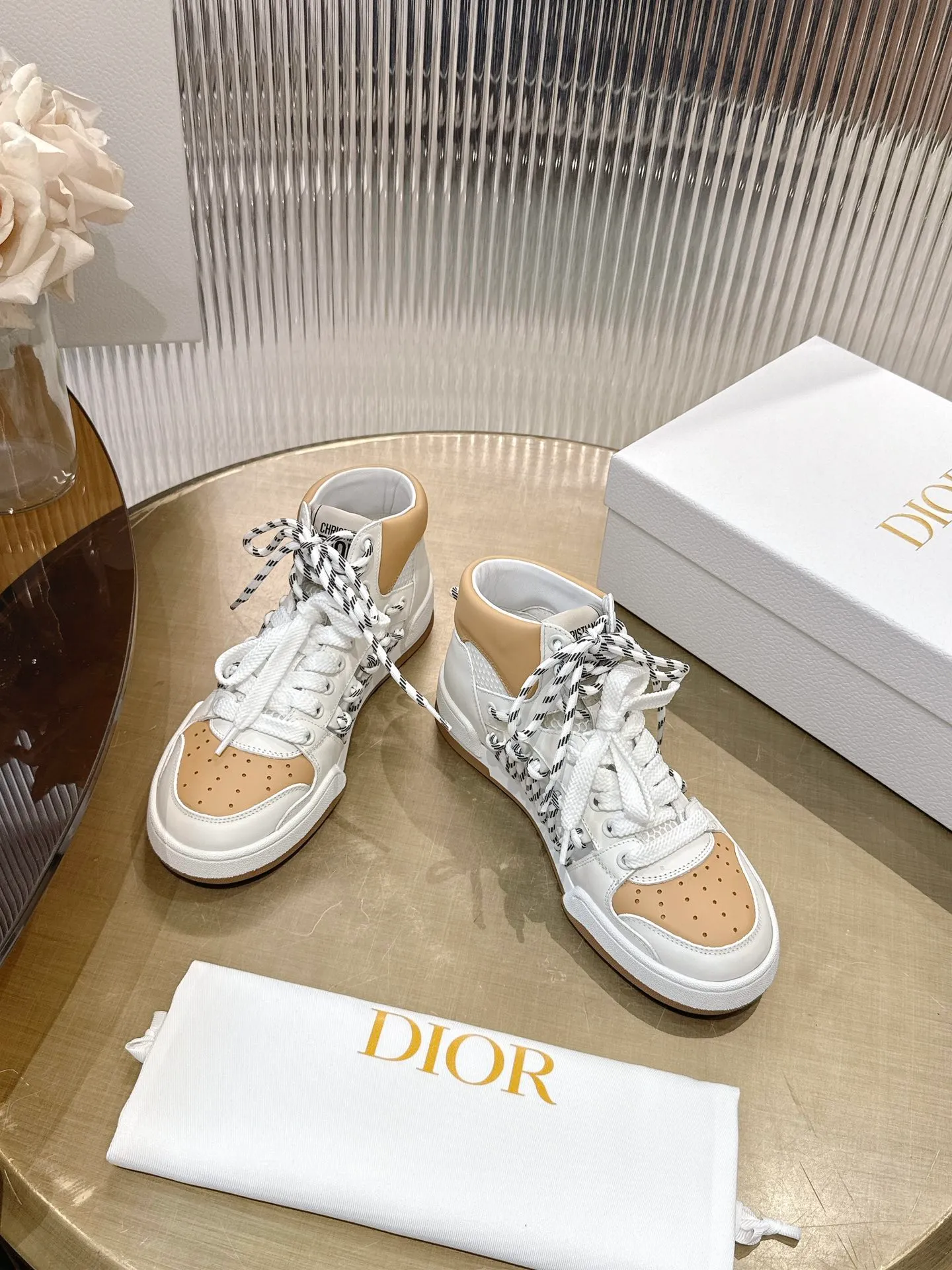 👟👟Ex-factory price 740👟👟 (Top version) Couple model Dior, C’est 25 new college style casual fashion high-top sneakers, showing eye-catching and fashionable style. Carefully crafted, the hollow design on the side of the upper is super fashionable, and the details also add a touch of elegance. The lightweight two-tone sole offers exceptional comfort and sporty style. Can add a stylish touch to any casual look. The tongue and sole are decorated with the Christian Paris logo, and the cowhide design is styled. Women's size 35-44